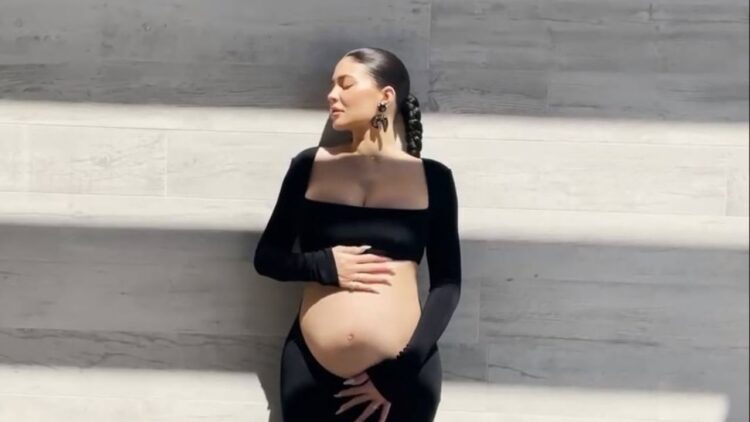 Kylie Jenner muestra su vientre embarazado en la Semana de la Moda de Nueva York