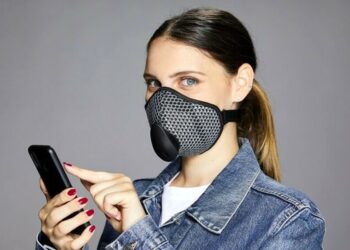 Prevención y tecnología: mascarillas autodesinfectantes, que revelan la calidad del aire y se traducen a 8 idiomas