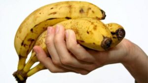 ¿Cómo se guardan los plátanos en la nevera para que no se pongan negros?