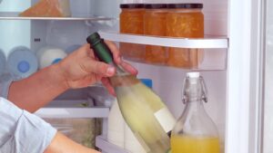 ¿Cuánto dura una botella de vino cerrada en el refrigerador?