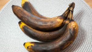 ¿Qué pasa si el plátano está negro por dentro?